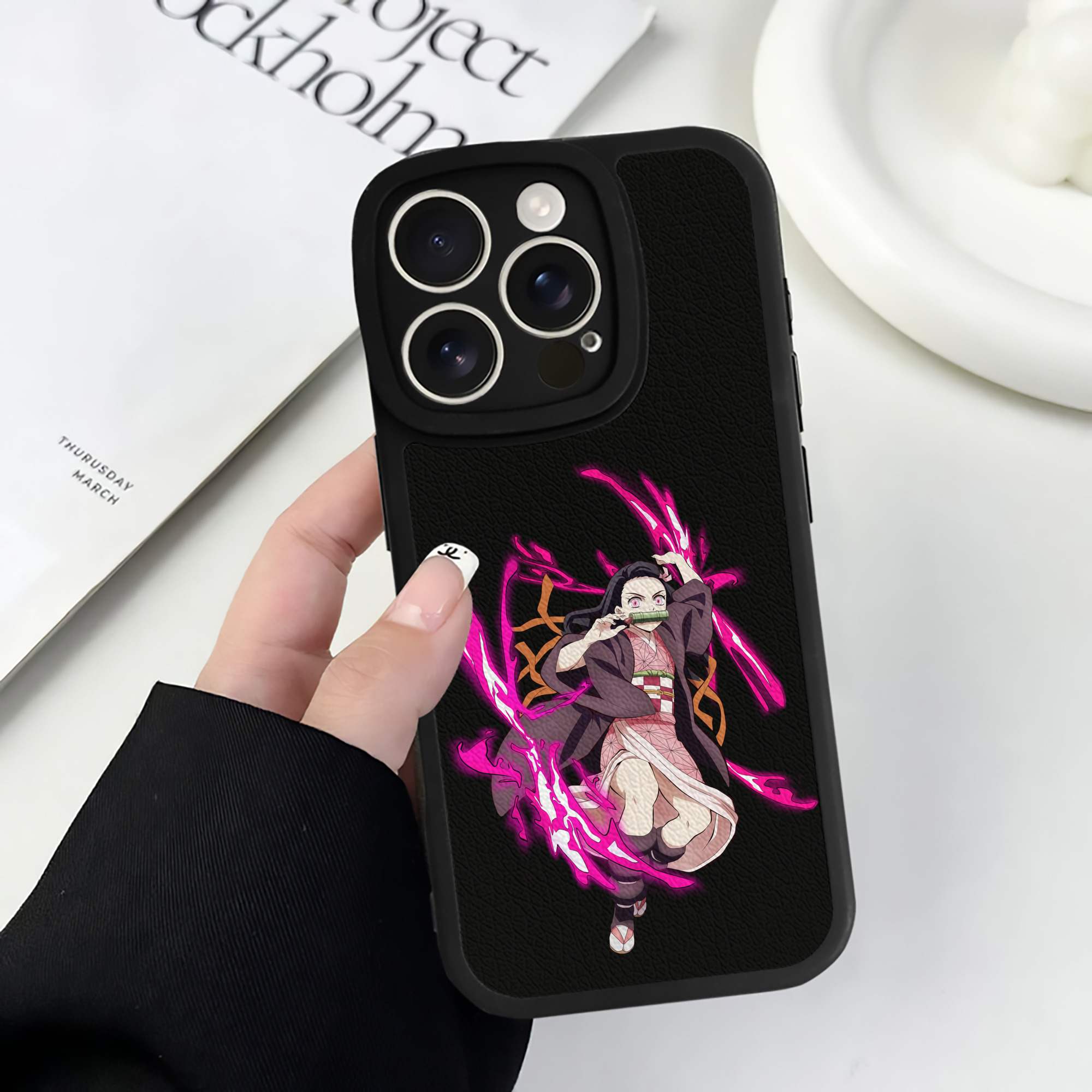 （画像用） 鬼滅の刃（きめつのやいば）竈門 禰󠄀豆子／かまど ねずこ Kamado Nezuko 【iPhone 16シリーズ対応】シリコンスマホケース（レザー調） 材質：シリコン